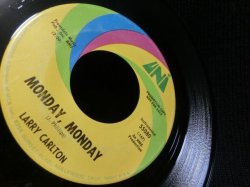 画像2: ラリーカールトン/貴重USデビュー盤★LARRY CARLTON-『MONDAY MONDAY』